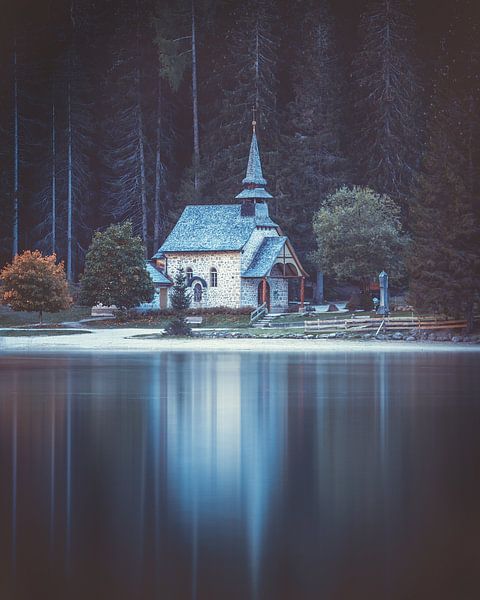 Kirche am Pragser Wildsee von Robin Berndt