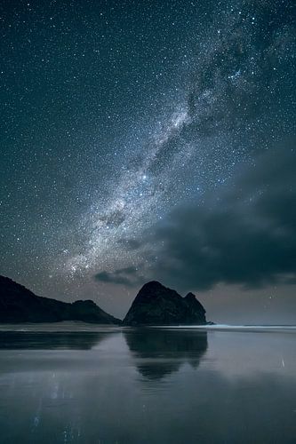 Piha Beach onder de sterren en de Melkweg, Nieuw-Zeeland