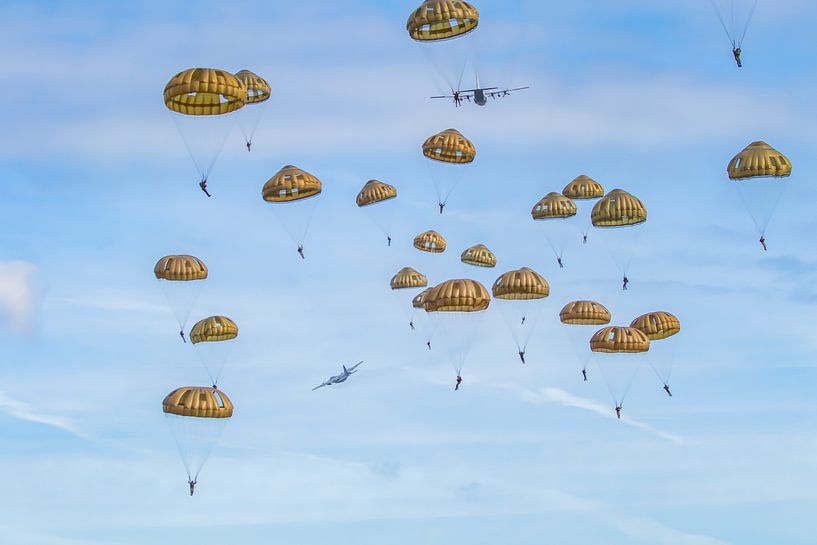 paradropping by Raymond Engelen