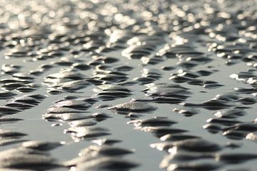 Zandstructuren op het Zeeuwse strand.1 van Daniëlle Eibrink Jansen