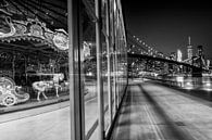 BROOKLYN Jane ' s Carrousel Skyline van Manhattan bij nacht | zwart-wit van Melanie Viola thumbnail