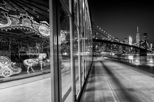 BROOKLYN Jane ' s Carrousel Skyline van Manhattan bij nacht | zwart-wit