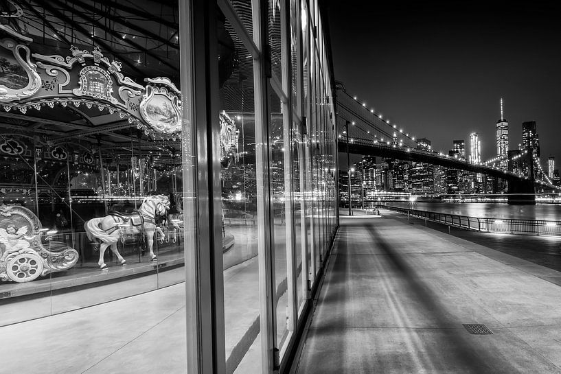 BROOKLYN Jane ' s Carrousel Skyline van Manhattan bij nacht | zwart-wit van Melanie Viola