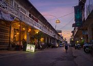 De avond valt in een sfeervol straatje in Battambang, Cambodja van Teun Janssen thumbnail