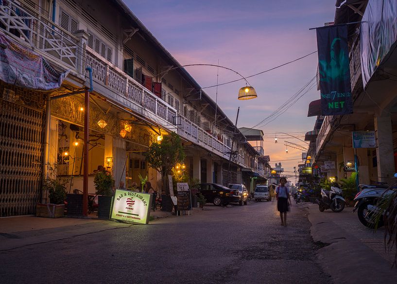 De avond valt in een sfeervol straatje in Battambang, Cambodja van Teun Janssen
