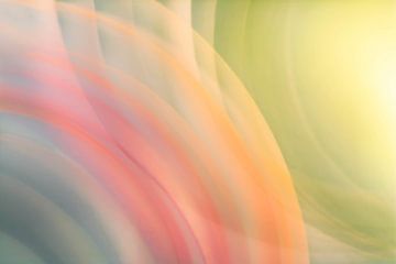 Abstract gebogen lijnen in regenboog pastelkleuren van Lisette Rijkers