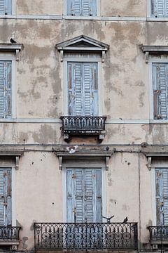 Verweerde facade van een palazzo met gesloten luiken in Venetië, Italië van Danielle Roeleveld