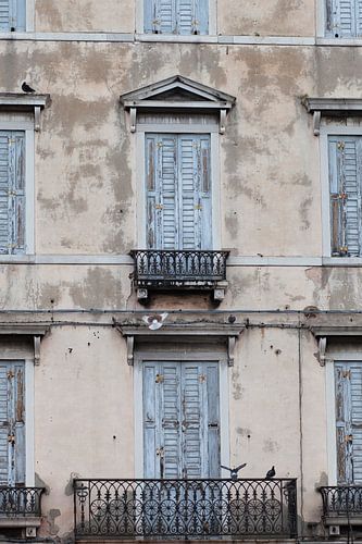 Verweerde facade van een palazzo met gesloten luiken in Venetië, Italië