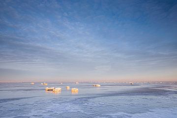 IJsschotsen op de Waddenzee, een minimalistisch beeld