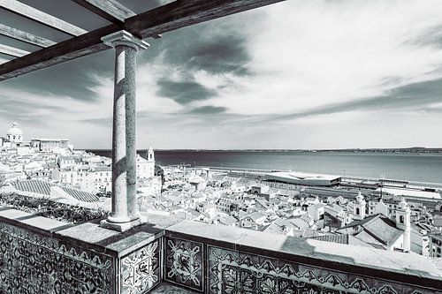 De wijk Alfama in de oude binnenstad van Lissabon - Portugal