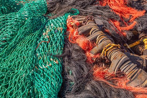 Des filets de pêche sur le quai du port Deltahaven à Stellendam sur Ruud Morijn