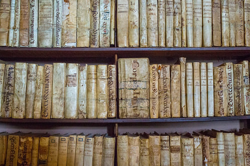 Antieke  Latijnse boeken  op houten boekenplanken