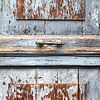 Reisfotografie: grijze deur met afgebladderde verf. Venetië van Danielle Roeleveld