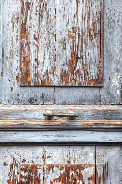 Reisefotografie: Graue Tür mit abgeplatzter Farbe. Venedig von Danielle Roeleveld