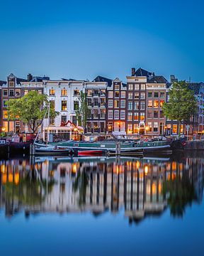 Grachtenpanden aan de Amstel, Amsterdam van Thea.Photo
