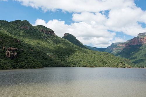 water in het meer bij de swadini dam met op de achtergrond de drakensbergen