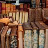Flanieren zwischen alten Büchern von Blond Beeld