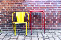 Stuhl und Tisch vor einer Ziegelwand - Stillleben von Frank Herrmann Miniaturansicht