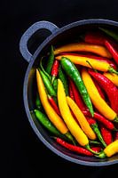 Chilipepers in zwarte pan