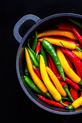 Piment dans une poêle noire