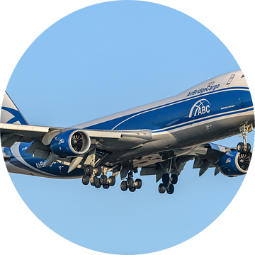AirBridgeCargo Boeing 747-8 vlak voor de landing. van Jaap van den Berg