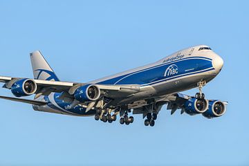 AirBridgeCargo Boeing 747-8 vlak voor de landing. van Jaap van den Berg