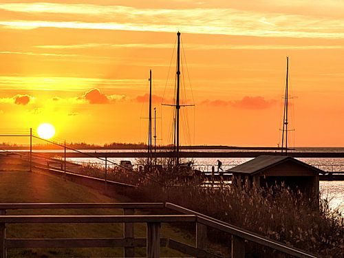 Bootshuisje met man en gele zon