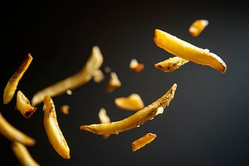Vliegende frietjes in het donker van Poster Art Shop