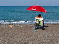 Onder de rode parasol