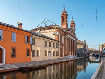 Oude stad met kerk in Comacchio in Italië van Animaflora PicsStock