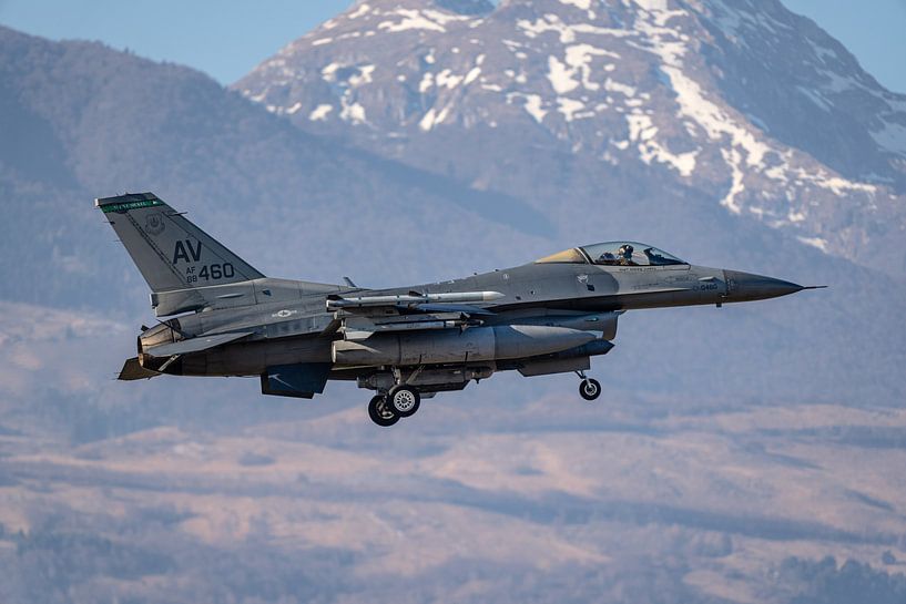 Eine USAF General Dynamics F-16 Fighting Falcon aus Aviano kehrt von einem Trainingseinsatz über der von Jaap van den Berg