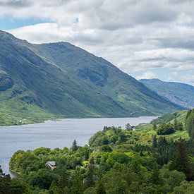 Groene bergen bij Loch Shiel in Schotland van Arja Schrijver Fotografie