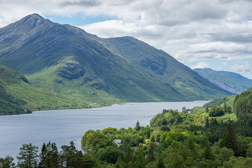 Grüne Berge am Loch Shiel in Schottland von Arja Schrijver Fotografie