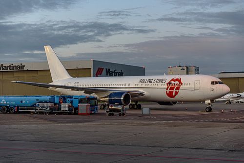 Rolling Stones Boeing 767 op Schiphol.