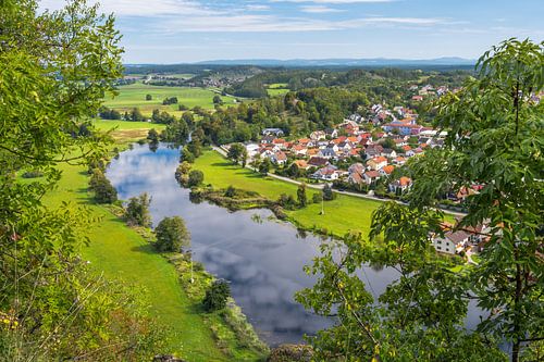 Uitzicht over het idyllische dorpje Kallmünz