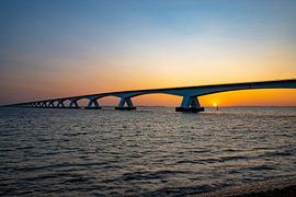 Le Zeelandbrug, Zeeland (Pays-Bas) au lever du soleil.