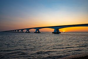 Die Zeelandbrug, Zeeland (Niederlande) bei Sonnenaufgang.