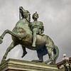 Godin op een paard op de Piazza Castello in Turijn in Italië van Joost Adriaanse