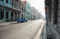 Typische Straßenszene mit Menschen und bunten Gebäuden. Havanna von Tjeerd Kruse Miniaturansicht