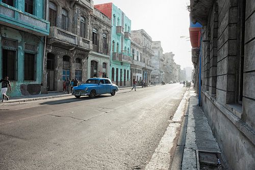Typisch straatscène met mensen en kleurrijke gebouwen. Havana