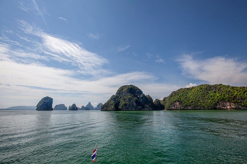 Belle eau claire et cristalline à Pileh Bay près de Phuket, Thaïlande par Tjeerd Kruse