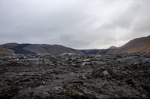 Lava van dichtbij met vulkaan op de achtergrond  in IJsland | Reisfotografie