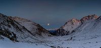 De volle maan aan de Engadiner hemel boven de winterse Flüela Pass van Martin Steiner thumbnail