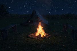 Kampvuur bij nacht naast houten banken en tent van Besa Art