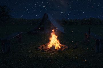 Lagerfeuer bei Nacht neben Holzbänken und Zelt von Besa Art