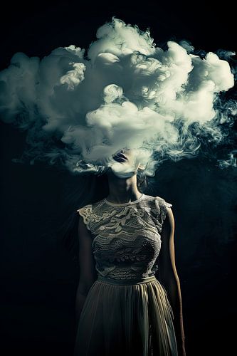vrouw met hoofd in de wolken