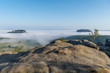 Uitzicht van Pfaffenstein naar Königstein en Lilienstein van Holger Spieker