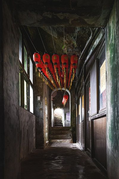 Lantern inside an old temple van Andreas Jansen