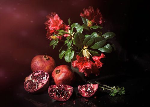 Stilleven in rood met granaatappels en rode ,rodondendron