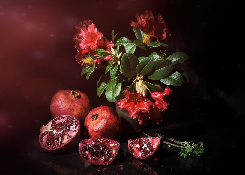 Nature morte en rouge avec des grenades et du rhododendron rouge par Saskia Dingemans Awarded Photographer